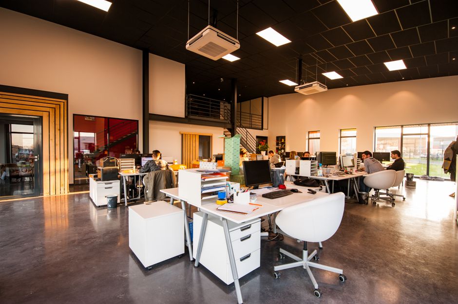 Modern open-plan office with ceiling-mounted infrastructure